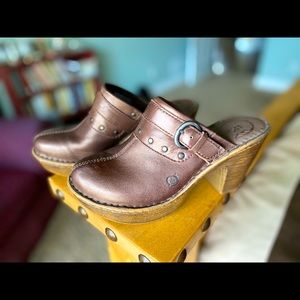 Rich, gorgeous brown Born clogs